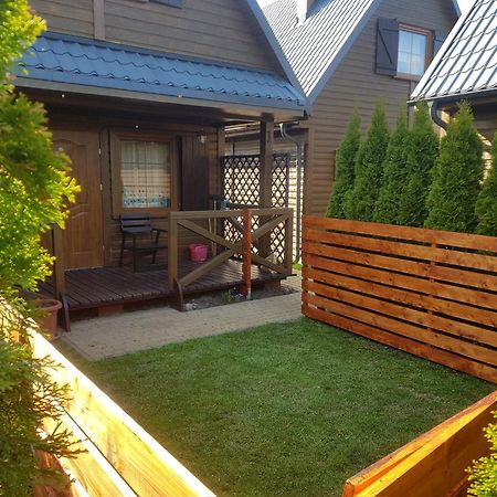 Caloroczne Domki Nad Morzem I Jeziorem Jeezierzany Exterior foto