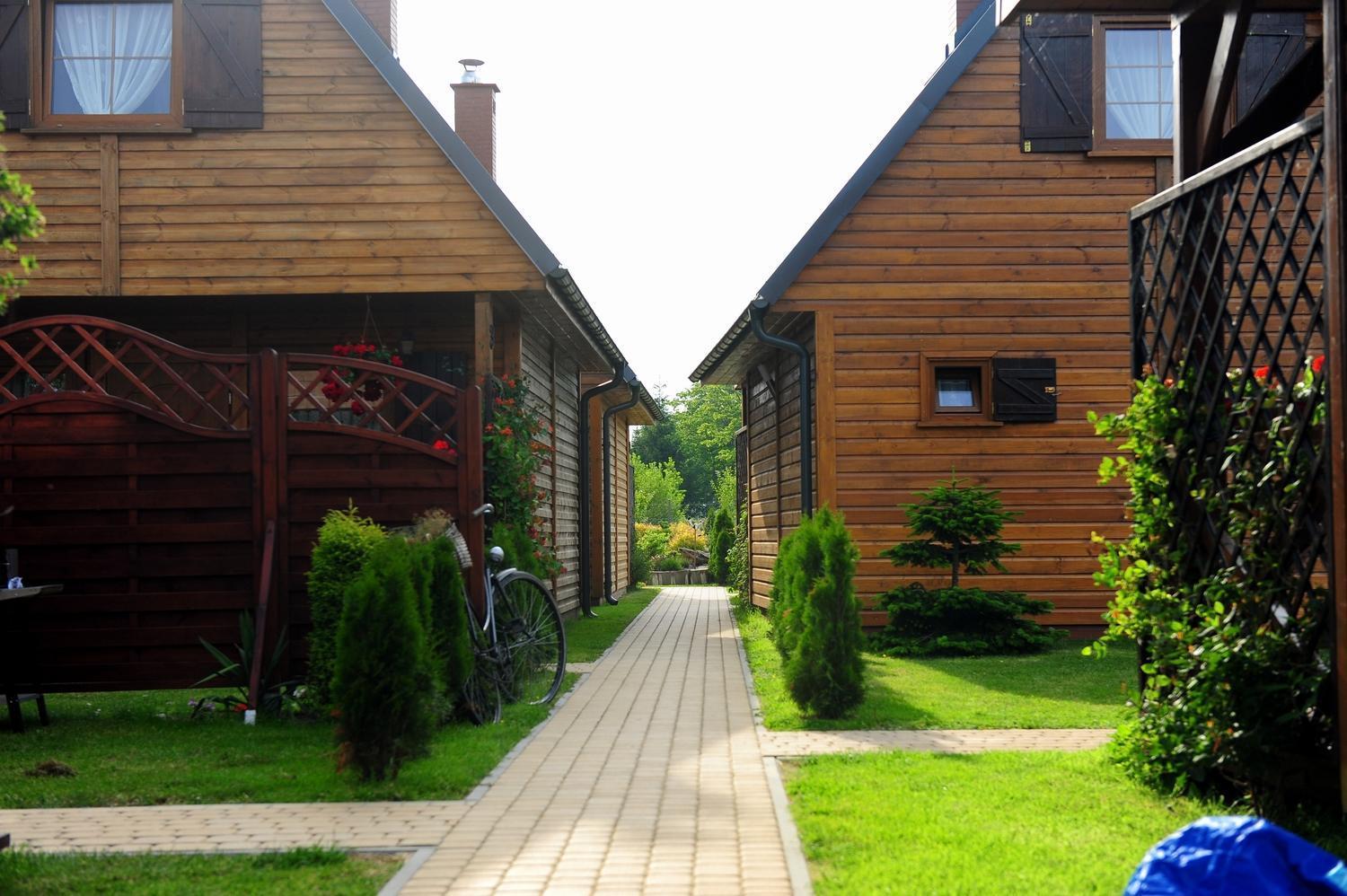 Caloroczne Domki Nad Morzem I Jeziorem Jeezierzany Exterior foto
